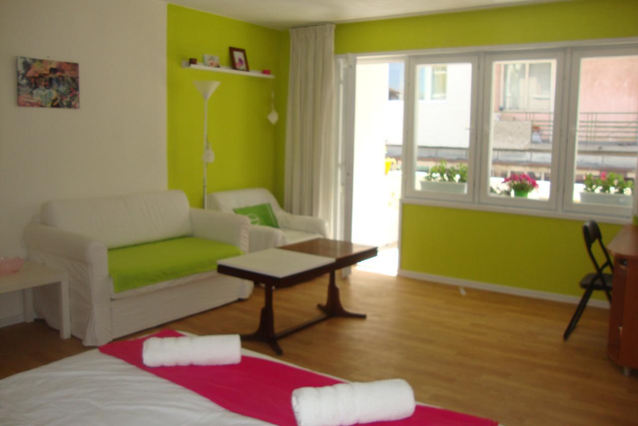 Guest Rooms Colours カザンラク エクステリア 写真